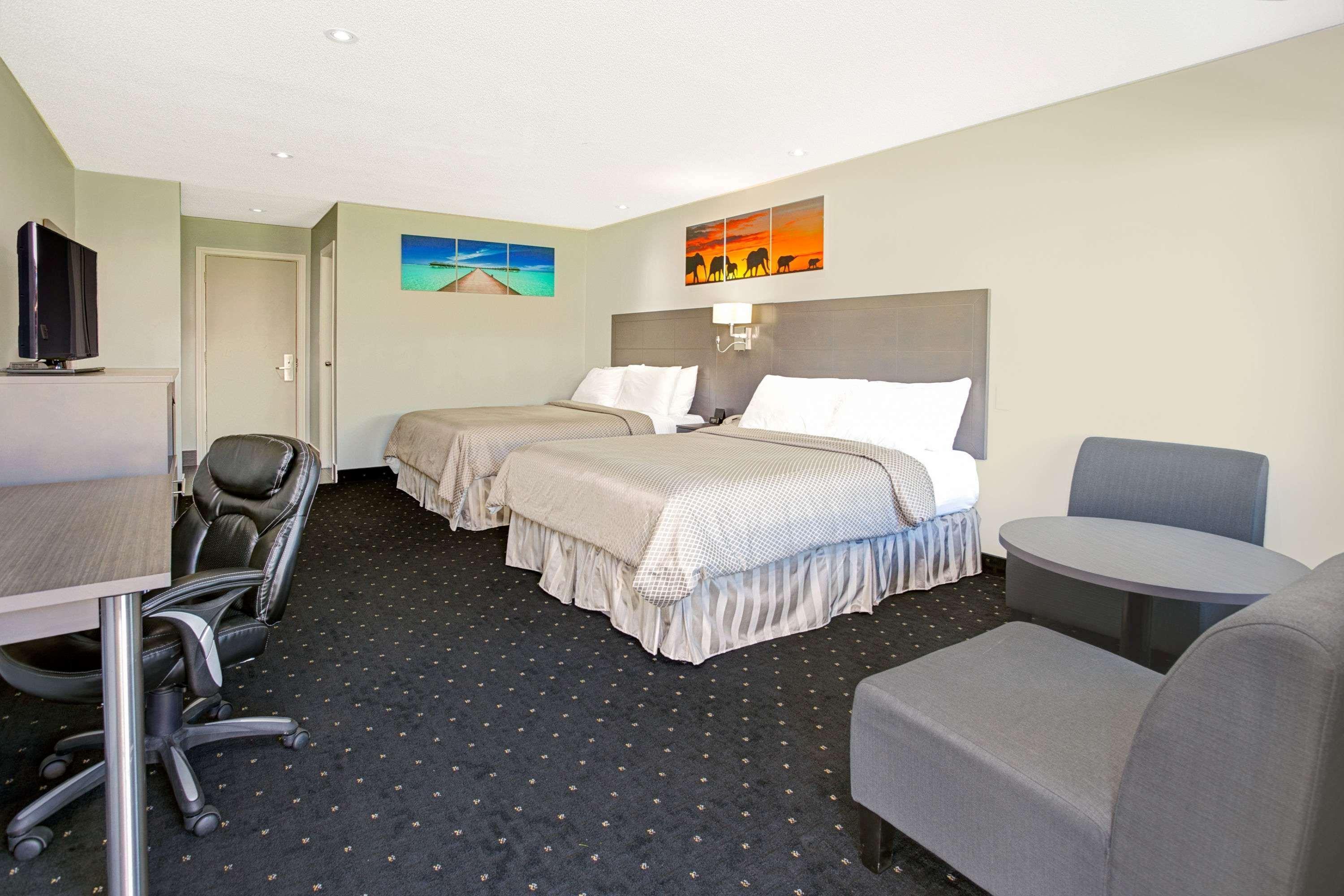 Howard Johnson By Wyndham Gananoque Exterior photo