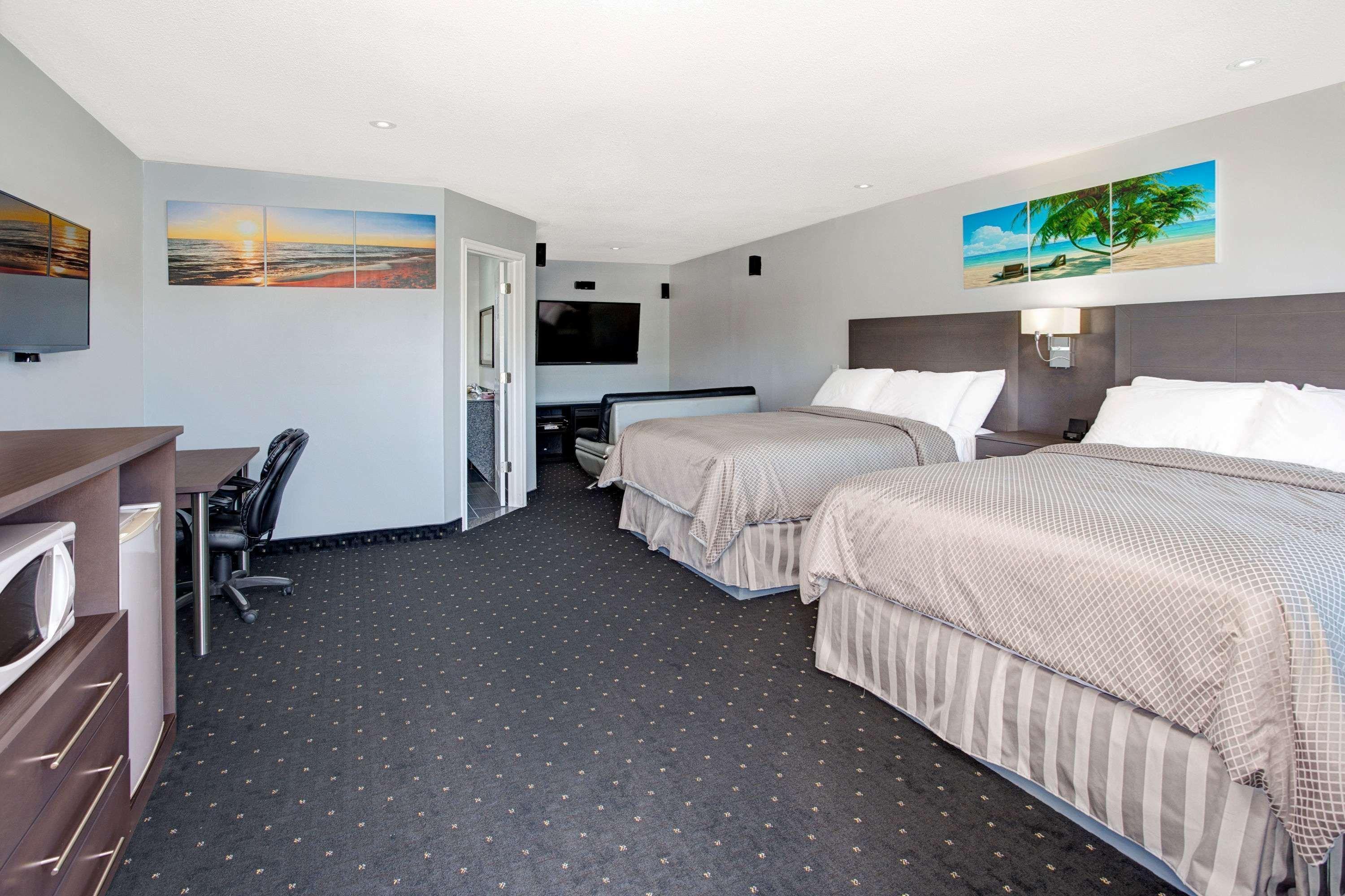 Howard Johnson By Wyndham Gananoque Exterior photo
