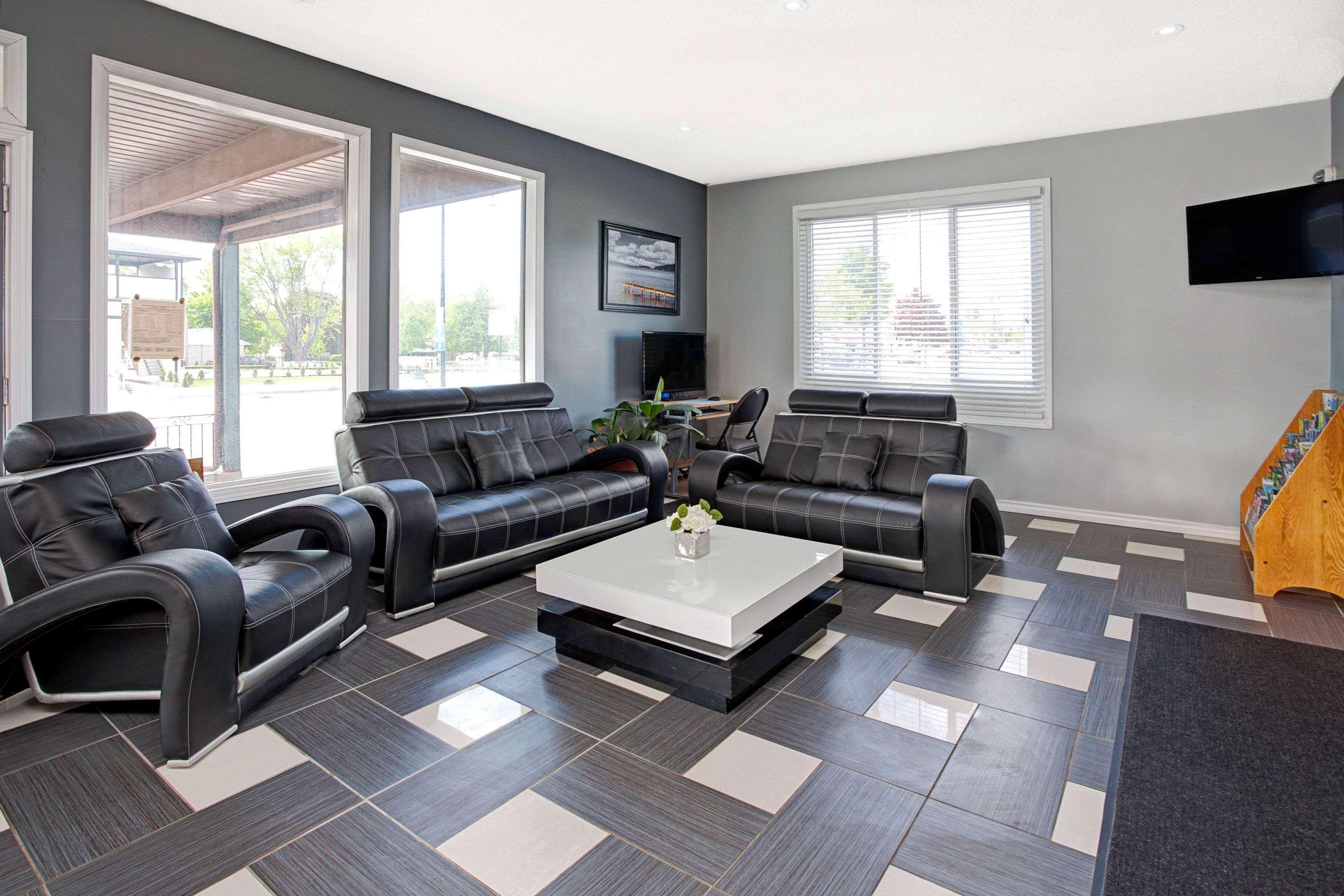 Howard Johnson By Wyndham Gananoque Exterior photo