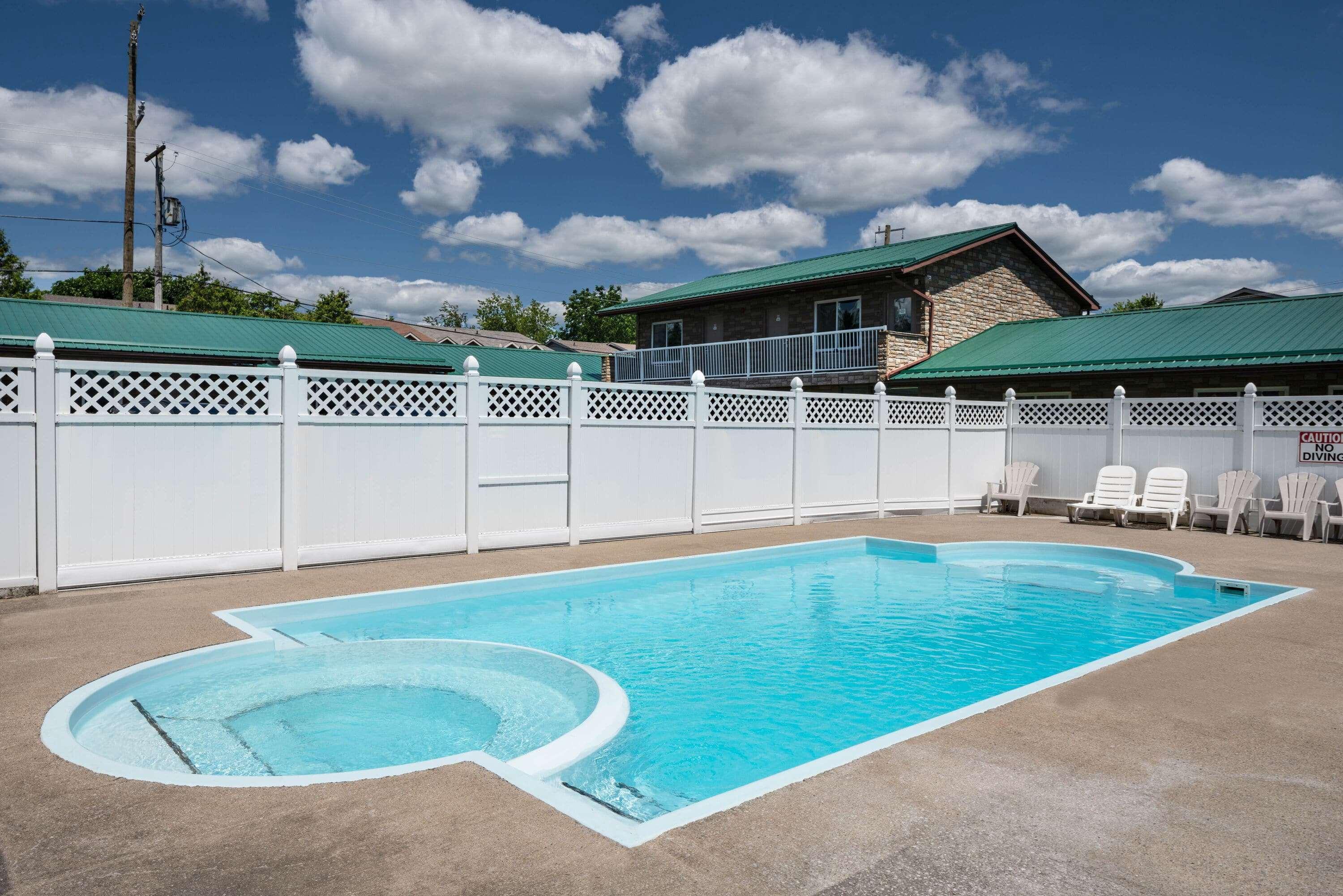 Howard Johnson By Wyndham Gananoque Exterior photo
