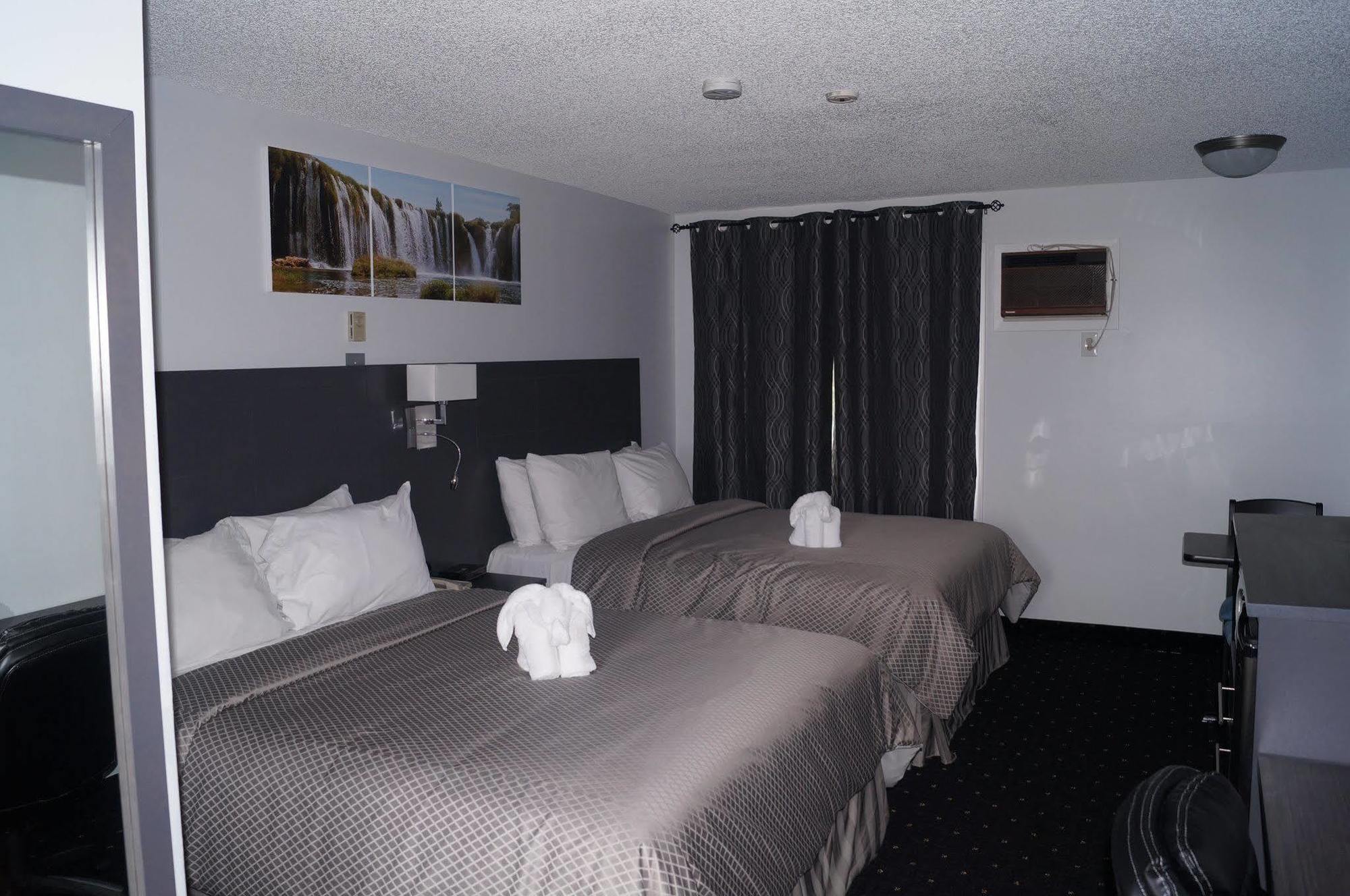 Howard Johnson By Wyndham Gananoque Exterior photo