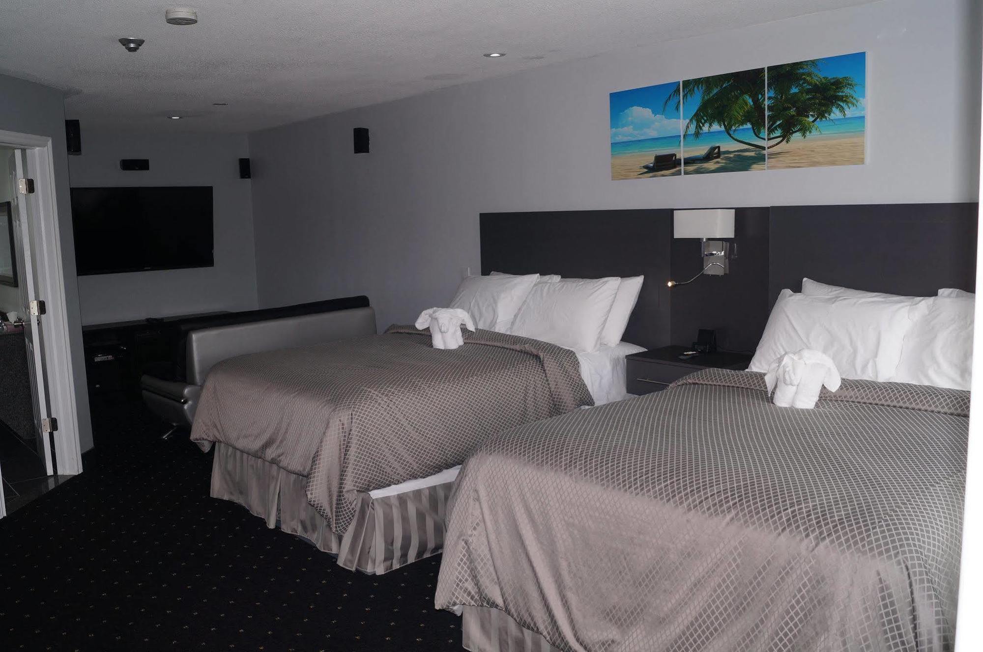 Howard Johnson By Wyndham Gananoque Exterior photo